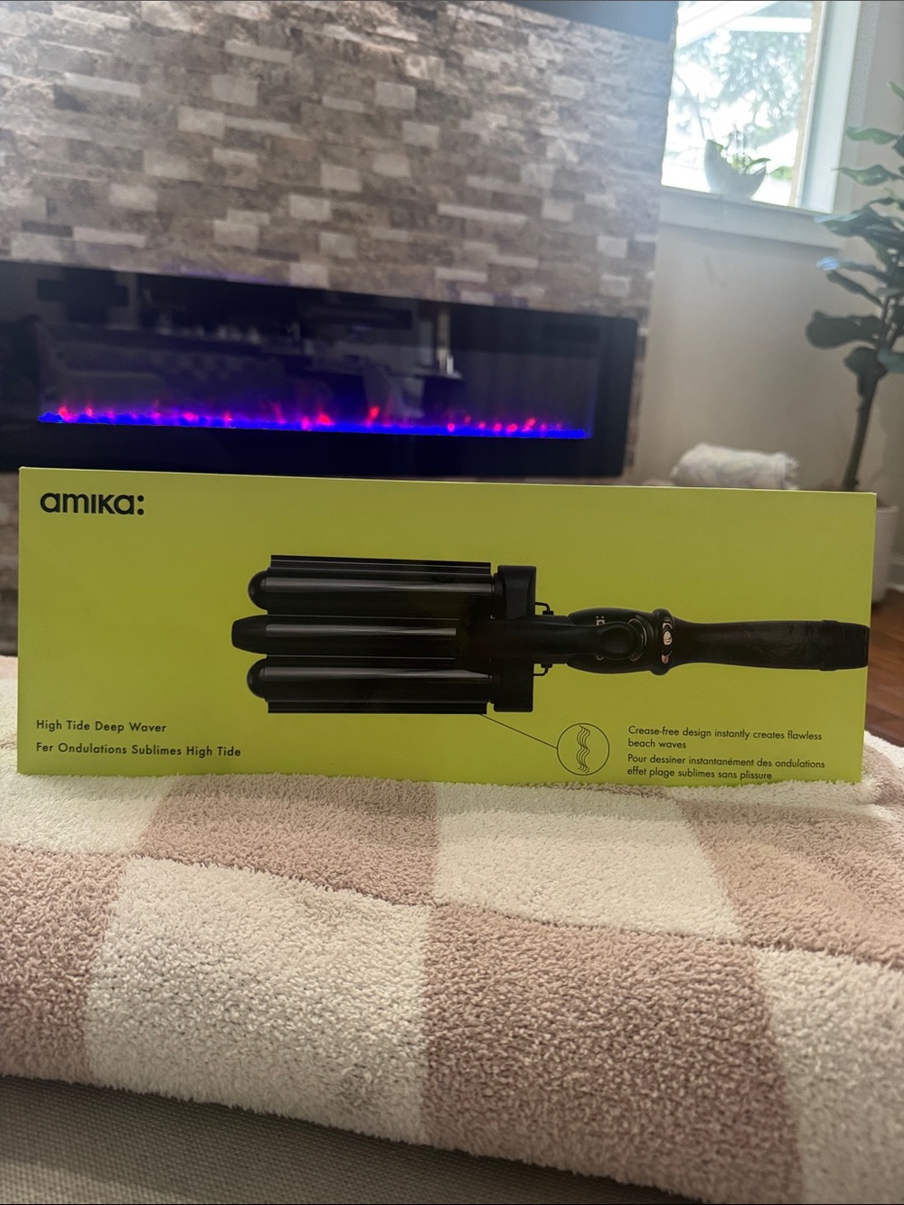 amika High Tide Deep Waver - Neon Green Box with Black Tool